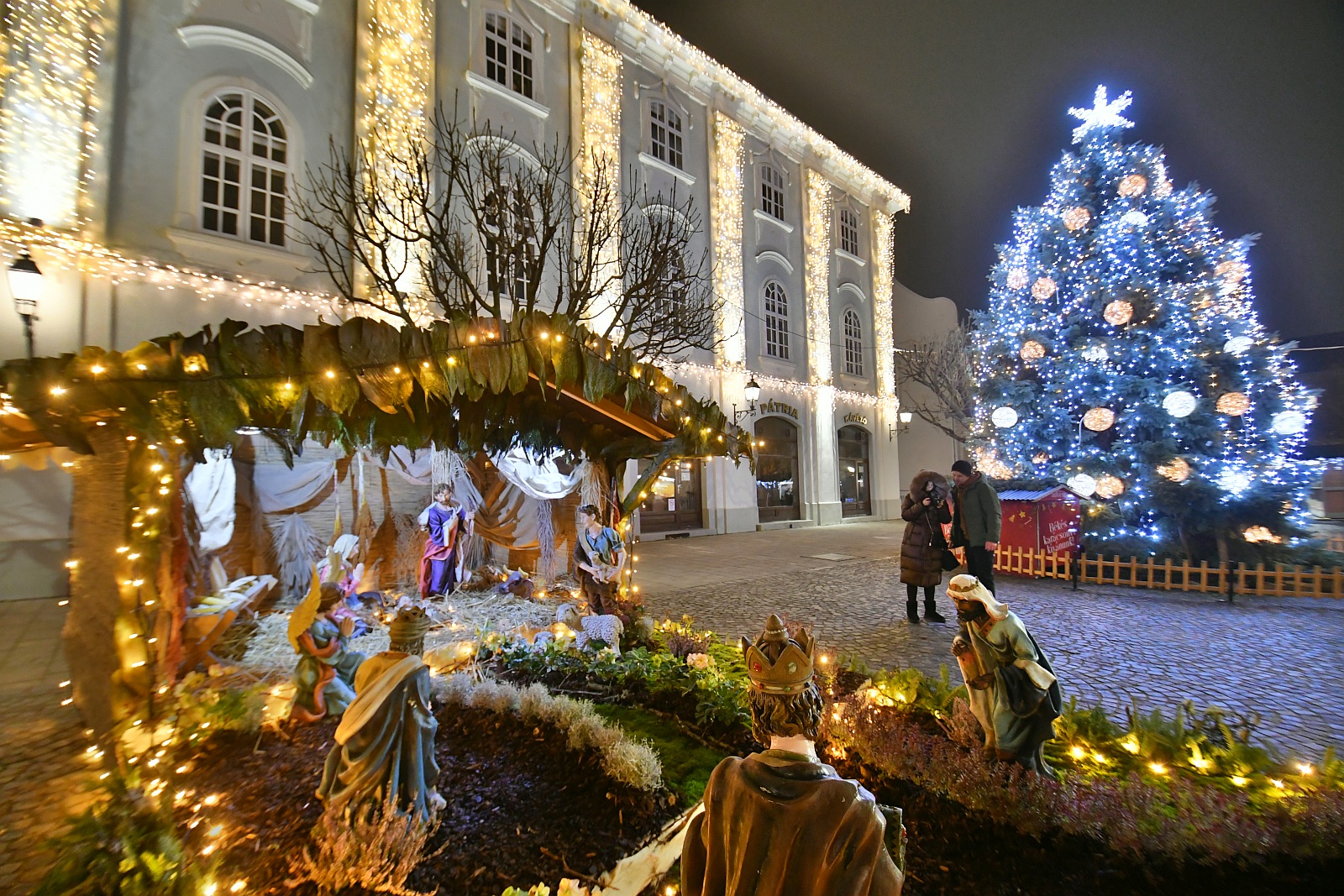 Fehérvári Advent - képeken az ünnepi fényekbe öltözött Belváros